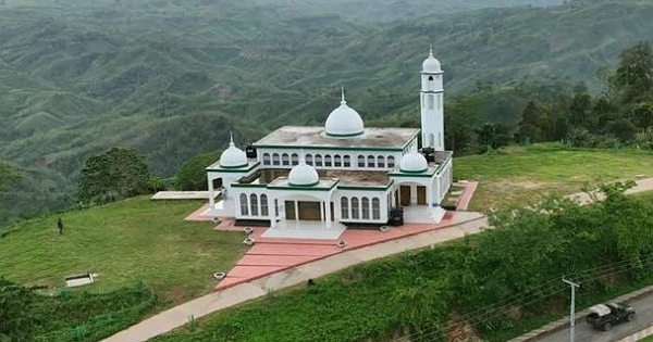 ছবি : বাসস পাহাড় চূড়ায় নান্দনিক মসজিদ
