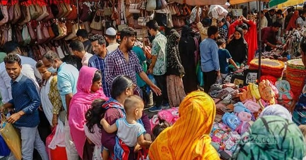 দিনাজপুরে ঈদ মার্কেটগুলো ক্রেতা সমাগমে মুখরিত। ছবি: বাসস দিনাজপুরে ঈদের কেনাকাটায় এগিয়ে নারীরা