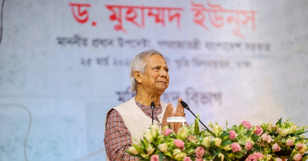 মঙ্গলবার সকালে রাজধানীর ওসমানী স্মৃতি মিলনায়তনে ‘স্বাধীনতা পুরস্কার -২০২৫’ প্রদান অনুষ্ঠানে প্রধান উপদেষ্টা অধ্যাপক ড. মুহাম্মদ ইউনূস বক্তব্য রাখেন। ছবি: প্রধান উপদেষ্টার ফেসবুক মানুষকে দীর্ঘদিন ধরে ভোটাধিকার থেকে বঞ্চিত রাখা হয়েছে : প্রধান উপদেষ্টা