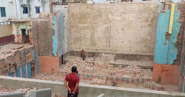ভেঙে ফেলা হচ্ছে ময়মনসিংহের আদি বিনোদন কেন্দ্র পূরবী সিনেমা হল