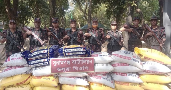 মঙ্গলবার ভোর রাত থেকে সকাল পর্যন্ত অভিযান চালিয়ে ভারতীয় মালামাল জব্দ করে সুনামগঞ্জ-২৮ বিজিবি। ছবি: বাসস সুনামগঞ্জ সীমান্তে ভারতীয় মালামাল জব্দ