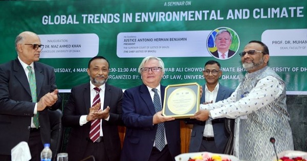 মঙ্গলবার ঢাবিতে ‘গ্লোবাল ট্রেন্ডস ইন এনভায়রনমেন্টাল ল’ অ্যান্ড ক্লাইমেট ল’ শীর্ষক বিশেষ বক্তৃতা দেন ব্রাজিলের প্রধান বিচারপতি অ্যান্টোনিও হারমান বেঞ্জামিন। ছবি : বাসস বাংলাদেশের তরুণ প্রজন্মের কাছে বিশ্ব পরিবর্তনের শিক্ষা নিয়েছে: ব্রাজিলের প্রধান বিচারপতি