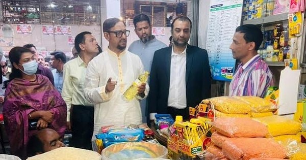 ছবি: বাসস খোলা ভোজ্যতেল নির্ধারিত দামের বেশি নিলে আইনানুগ ব্যবস্থা : চসিক মেয়র