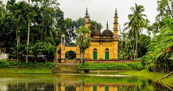 সাতক্ষীরার তালা উপজেলার তেঁতুলিয়া শাহী জামে মসজিদ। ছবি: বাসস মুসলিম স্থাপত্যের নিদর্শন সাতক্ষীরার তেঁতুলিয়া শাহী জামে মসজিদ