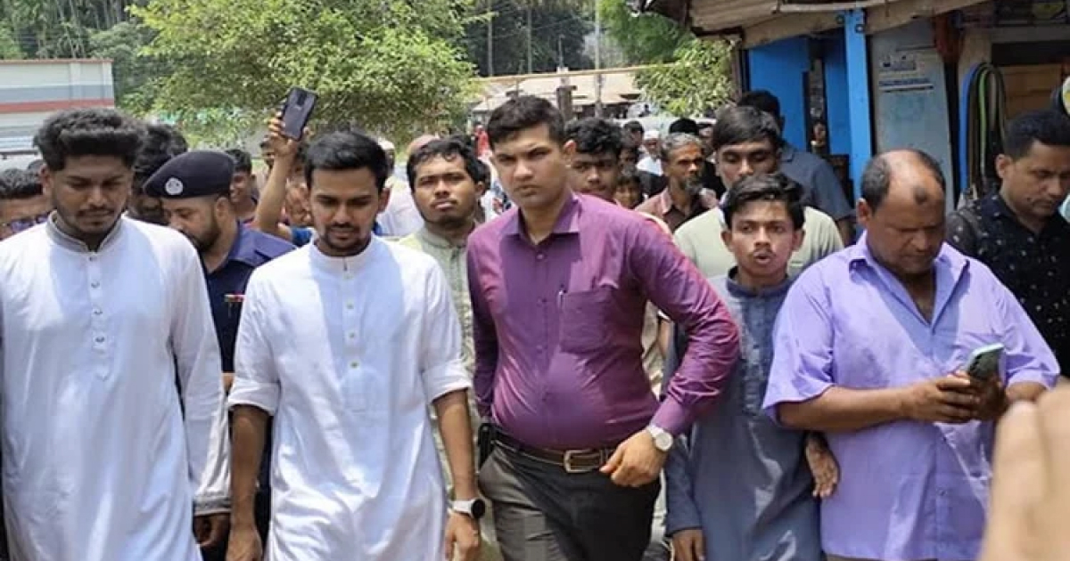 সোমবার কুমিল্লার মুরাদনগরে ঈদ পরবর্তী শুভেচ্ছা বিনিময় ও নিজ এলাকায় চলমান বিভিন্ন উন্নয়নমূল কাজ পরিদর্শন করেন উপদেষ্টা আসিফ মাহমুদ সজীব ভুঁইয়া। ছবি: বাসস যথাসময়ে নির্বাচনের রোডম্যাপ দেবে ইসি : উপদেষ্টা আসিফ মাহমুদ