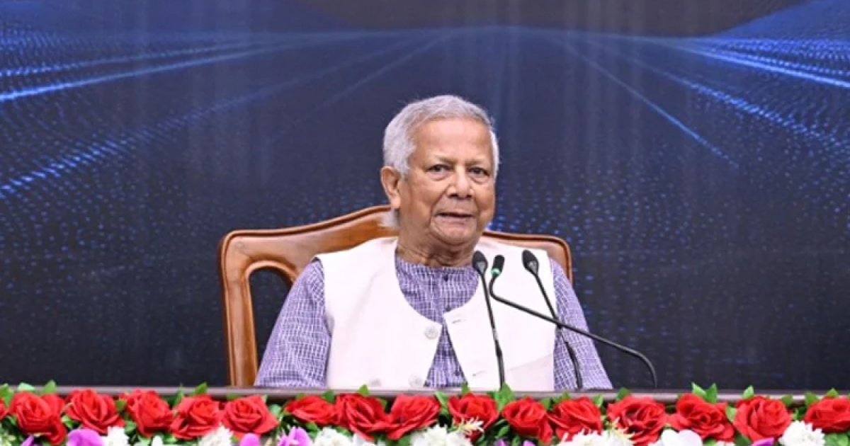 প্রধান উপদেষ্টা অধ্যাপক ড. মুহাম্মদ ইউনূস বুধবার তাঁর কার্যালয়ের শাপলা হলে স্পেশাল সিকিউরিটি ফোর্সের ৩৯তম প্রতিষ্ঠাবার্ষিকী উপলক্ষে আয়োজিত ‘প্রধান উপদেষ্টার দরবার’ অনুষ্ঠানে বক্তব্য দেন। ছবি: বাসস পেশাদারিত্বের সাথে কাজ করতে এসএসএফ সদস্যদের প্রতি প্রধান উপদেষ্টার আহ্বান
